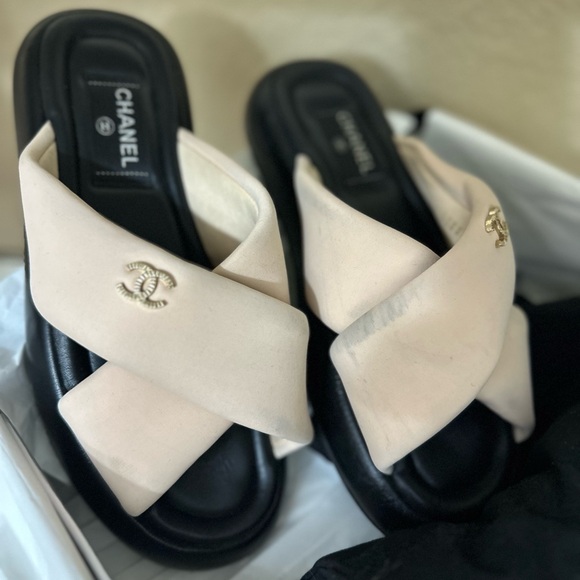 Chanel Women's Black and Cream Sandals - Picture 15 of 16
